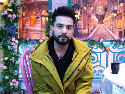 ‘लाफ्टर शेफ’ से हटाने की मांग पर एल्विश बेपरवाह:बोले- पहले घर बनने दो, फिर हटा देना; फिल्म फेडरेशन ने कलर्स चैनल को सौंपा था लेटर