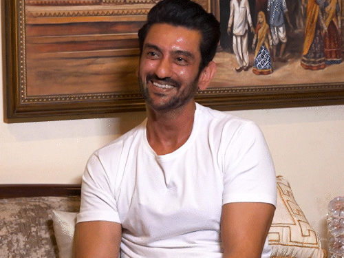 मोहित सूरी की हर फिल्म में दिखते हैं शाद रंधावा:बोले- हमारा रिश्ता बहुत पुराना है; ‘सैयारा’ में कम स्क्रीन प्रेजेंस पर भी दिया रिएक्शन